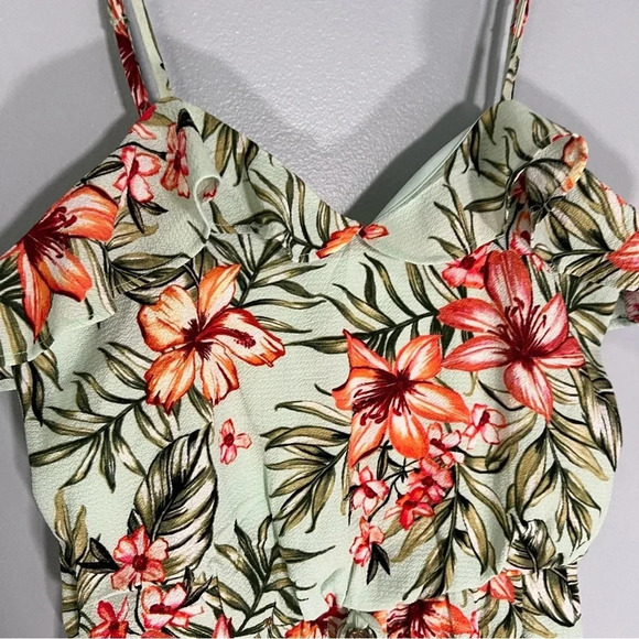 Green Floral Romper Junior’s Size Small Lined City Triangles Ruffle Neck & Trim - Picture 4 of 8